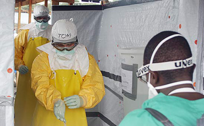 The CDC follows the consensus EBM approach. Plain old surgical mask ok. But this is what head of the CDC Tom Frieden was wearing at the time when visiting an Ebola Doctors without Borders site. 20/n