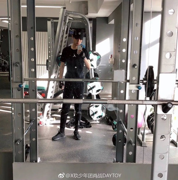 Bonus bonus: Xiao Zhan's tall lean toned form at the gym. Drools.  #XiaoZhan  #XiaoZhanIsBack