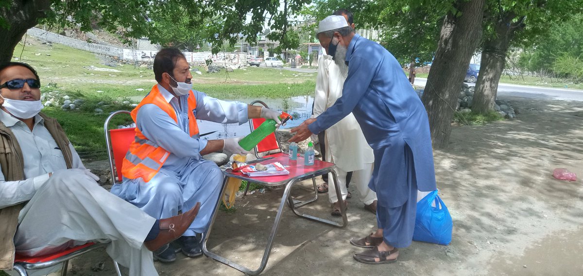 Muhammd68501995's tweet photo. ویلج رانی الخدمت فانڈایشن رانی ٹیم نے سنگر سٹاف پے کرونا بچاؤ کیلے  کیمپ لگائے شکریہ https://t.co/J5NTFh7BTx