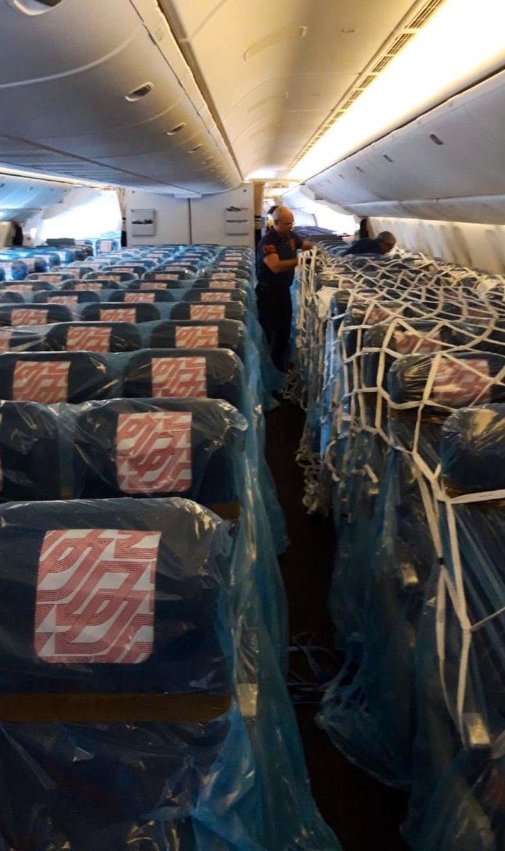 airplusnews's tweet photo. 🇫🇷 Comme toutes les autres compagnies, Air France utilise des avions passagers pour transporter du cargo.

▫️Afin d’augmenter la charge embarquée, les cabines sont utilisées &amp; protégées avant de recevoir du fret.

📷 D Bechihi https://t.co/2DkL4ocMPW