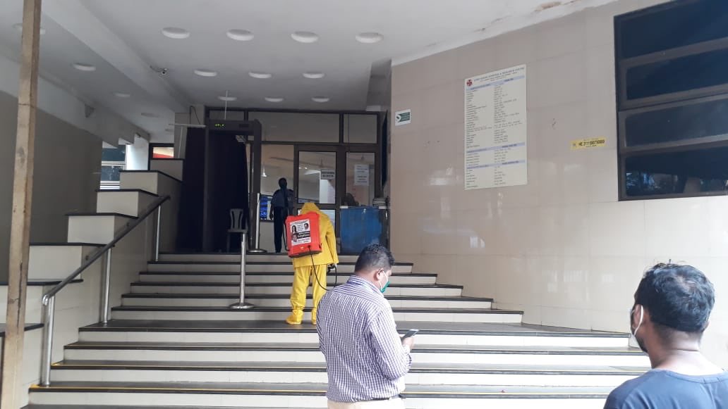 zeeshanBabaS's tweet photo. My team sanitized and disinfected the entire Gurunanak hospital today in Bandra East. Thankful to my foot soldiers for this selfless service in such crisis! https://t.co/rdJvb0yMwv
