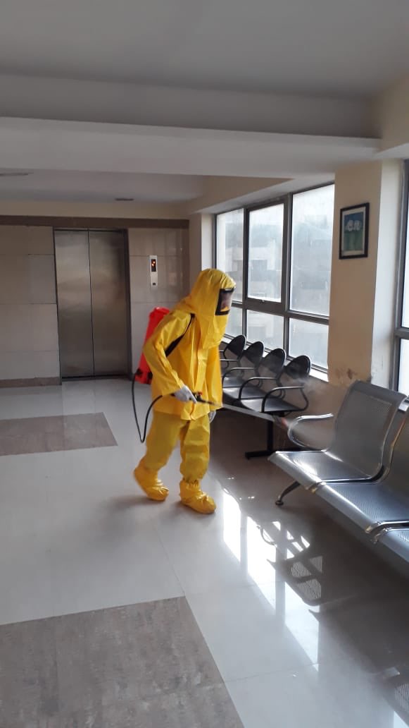 zeeshanBabaS's tweet photo. My team sanitized and disinfected the entire Gurunanak hospital today in Bandra East. Thankful to my foot soldiers for this selfless service in such crisis! https://t.co/rdJvb0yMwv