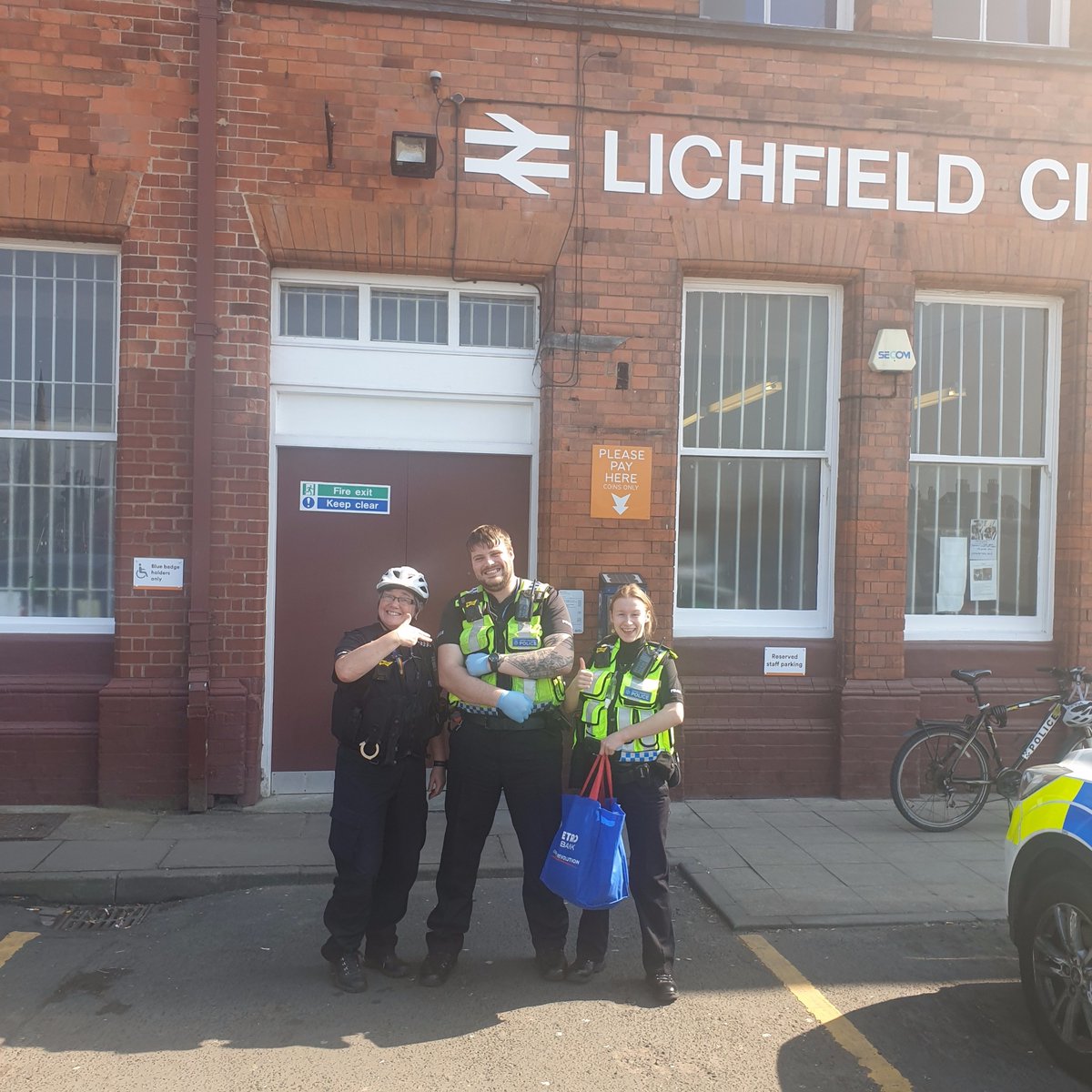 LichfieldPolice's tweet photo. Great support for #Sarge & #PcJoe as they biked after 2 shoplifters. @BTPBlackCountry @staffsresponse & City Centre CCTV combined to successfully detain both men the stolen property was recovered & carried bag of cannabis seized. @@LichfieldNPT #TeamworkMakesTheDreamWork https://t.co/9lcmYAQWud