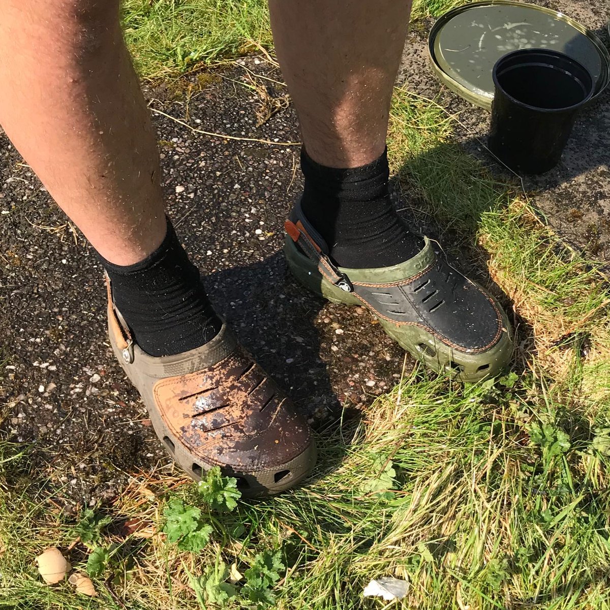 mranimalia's tweet image. Couldn&apos;t find other Crocs 😂
#lockdownfashion
#oddcrocs
#Crocs