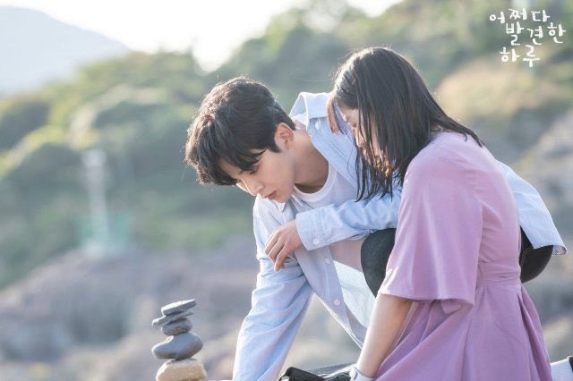 La romance est l’une des + belles que j’ai pu regarder dans les dramas de 2019 elle est touchante et tellement mignonne et tendre ! le personnage interprété par  #Rowoon me faisait par moment penser à celui de Louis dans  #ShoppingKingLouis pour sa candeur qui fait qu’on a envie 