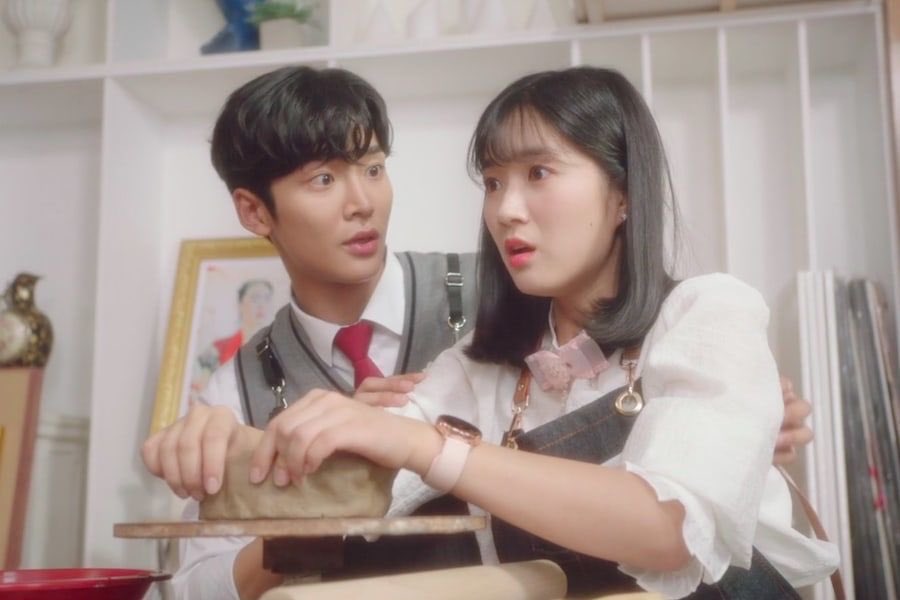 La romance est l’une des + belles que j’ai pu regarder dans les dramas de 2019 elle est touchante et tellement mignonne et tendre ! le personnage interprété par  #Rowoon me faisait par moment penser à celui de Louis dans  #ShoppingKingLouis pour sa candeur qui fait qu’on a envie 