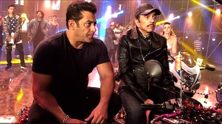 SalmanK12853399's tweet photo. โโ-"#SalmanKhan & #Dharmendra Sir During #YPD3 Promotion https://t.co/F3sjnMsSuu