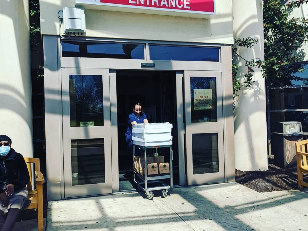 FeedDmv's tweet photo. We set out to raise $1000 to feed send 150 sandwiches from a local small business in our community. Our community responded swiftly, pooling over $1200 in 48 hours. Our favorite bagel shop Buffalo &amp; Bergen hooked it up for the first delivery to the Prince George's County ER https://t.co/clqWzDlLPw