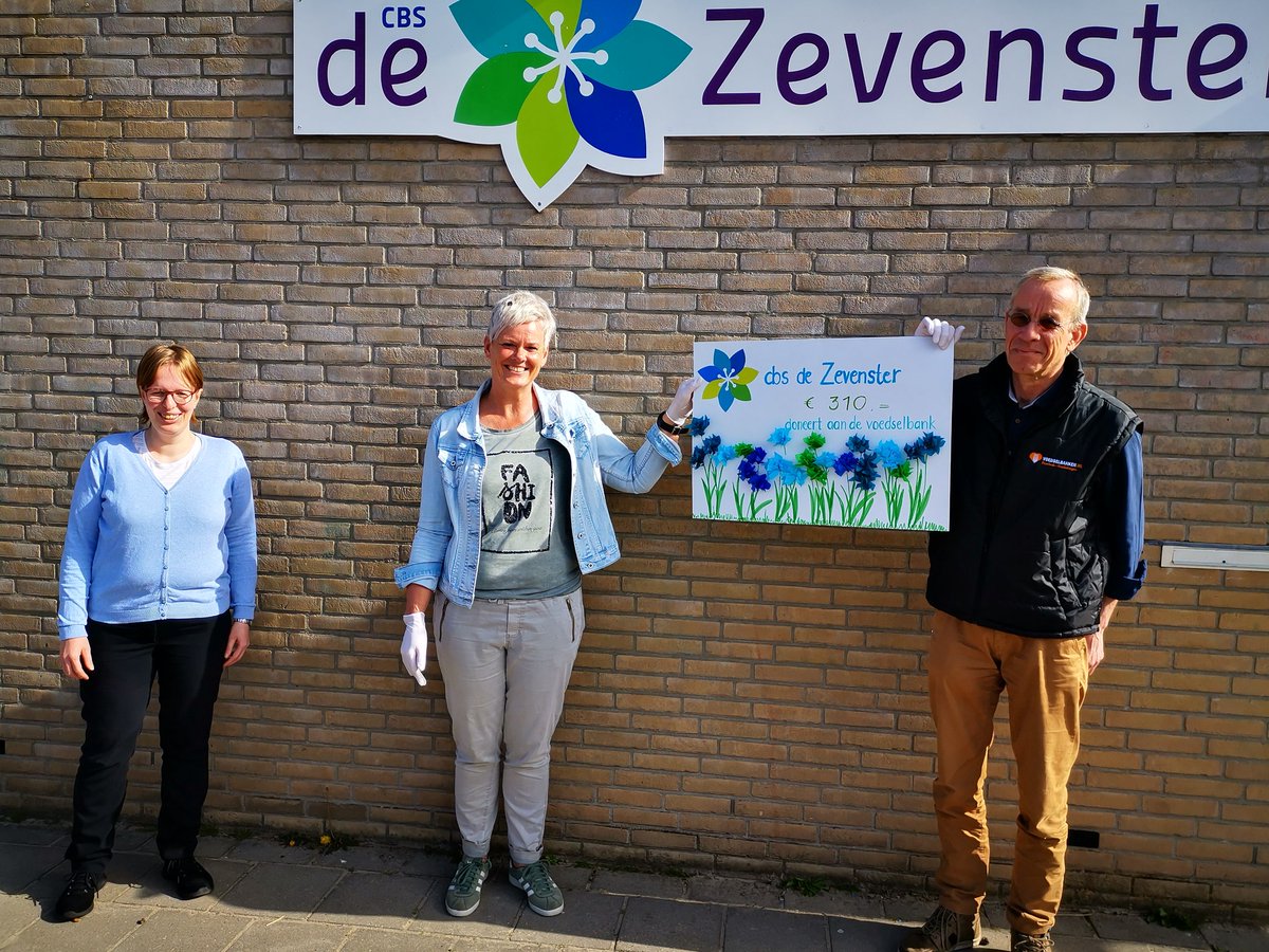zevenstervco's tweet photo. Het paasfeest op school kan niet doorgaan. Daarom een bedrag geschonken aan de voedselbank Enschede Haaksbergen. https://t.co/s7GgQaly9e