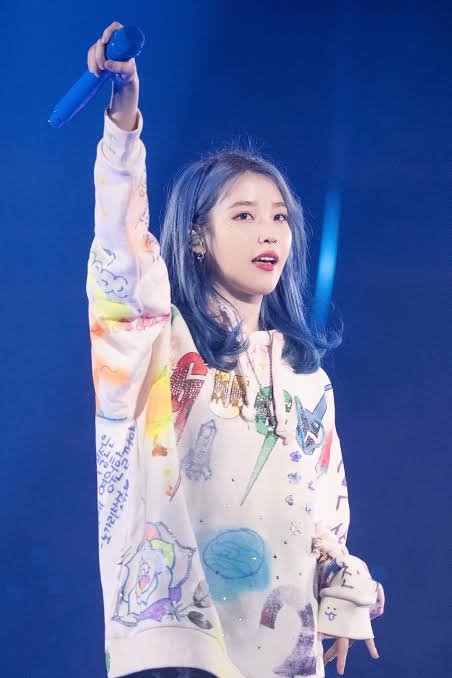 bubblymooniu's tweet photo. iu in hoodies 🌘
a thread; 
[ #IU #아이유 ] https://t.co/NVi3FpmaPP