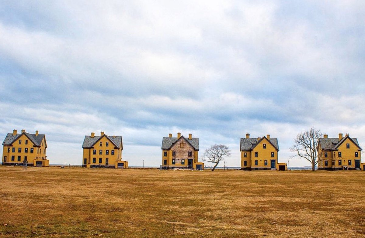 VintageNJ1's tweet photo. Officer’s Row at Fort Hancock.
.
.
#sandyhooknj #forthancock #officersrow #sandyhookbeach #atlantichighlands #deserve2preserve #jerseyshore #jshn #njspots #newjersey #vintagenewjersey #monmouthcounty #njhistory #sandyhookbay #gardenstate #njisbeautiful #scenicnj #njisntboring https://t.co/Phumm5mnT8