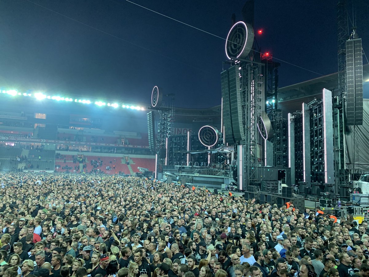 rammstrike's tweet photo. Dit blijft een interessante ‚where is Emma’ foto. 
⁦@doeninberlijn⁩
#whereisemma #whereiswally #Rammstein #throwbacksaturday https://t.co/eExVXLnzfd