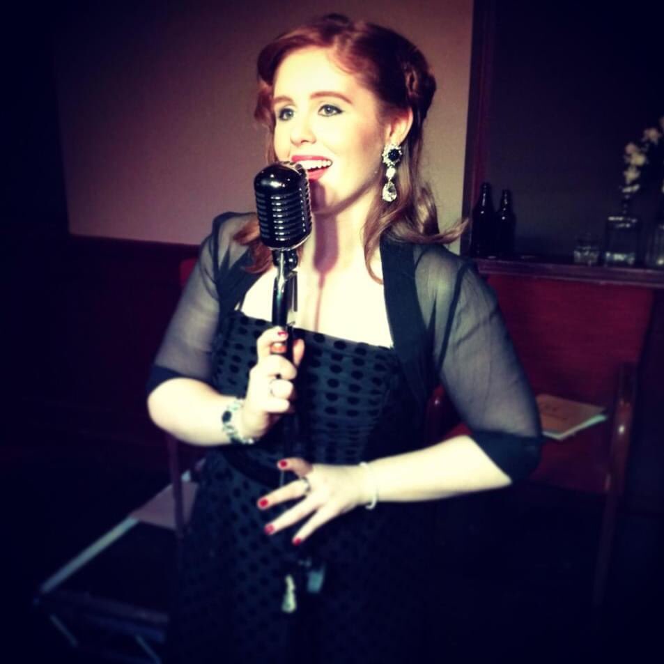 Spending the afternoon singing jazz standards to the sunshine outside my window... but dreaming of being back in some dark and moody music venue 🎶🎩🌞🎤
•
•
•
#jazz #singer #singing #entertainment #music #musicvenues #london🇬🇧 #saturdayvibes #jazzmusic #SaturdayMotivation
