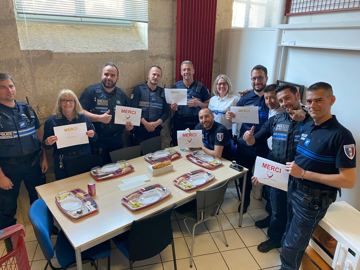 CastelnauleLez's tweet photo. COVID19 – nos entreprises solidaires @DomainedeVerchant, le complexe hôtelier 5 ⭐️, a remis au personnel des EHPAD de Castelnau et du Centre Bourgès des produits d’hygiènes et des chocolats de Pâques ainsi que 20 repas aux agents de la Police municipale sur le terrain. 🙏👏 https://t.co/LZKm4d2NCe