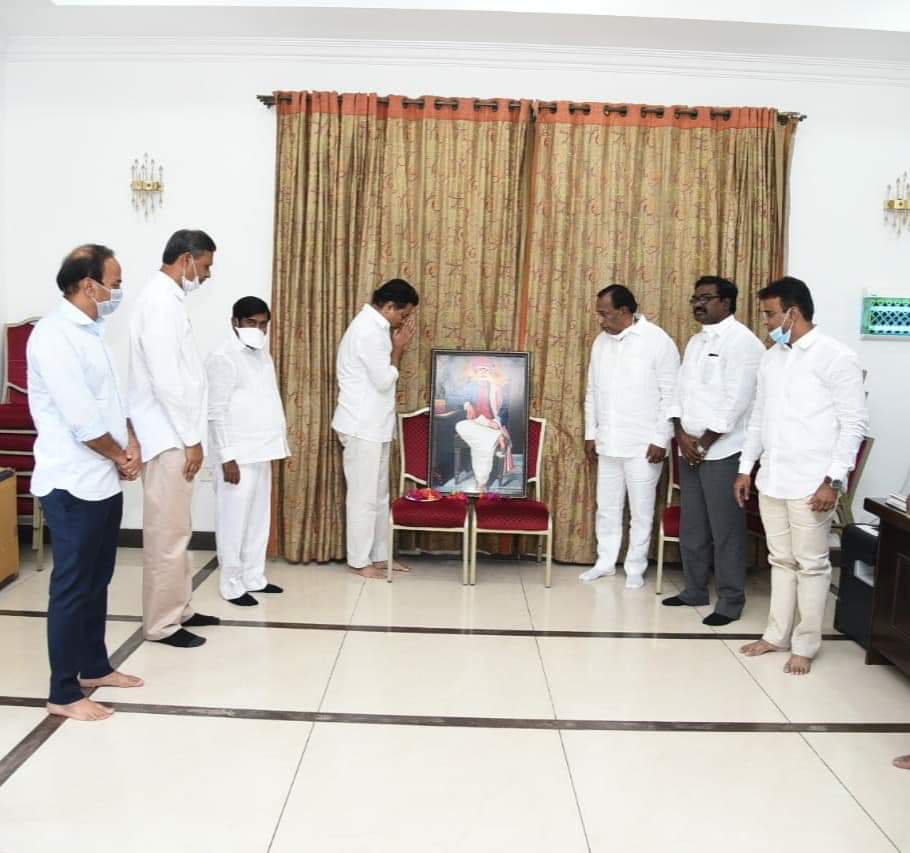 nareshkoppula5's tweet photo. మహాత్మా జ్యోతిబా ఫూలే జయంతి సందర్భంగా ఆయనకు నివాళులర్పించిన మంత్రులు శ్రీ కేటీఆర్, శ్రీ జగదీష్ రెడ్డి, శ్రీ సీహెచ్ మల్లారెడ్డి, శ్రీ పువ్వాడ అజయ్ కుమార్, ఎంపీ డాక్టర్ రంజిత్ రెడ్డి, ఎమ్మెల్యే శ్రీ వివేకానంద, ఎమ్మెల్సీ శ్రీ పల్లా రాజేశ్వర్ రెడ్డి. https://t.co/2b7a8aEi1T