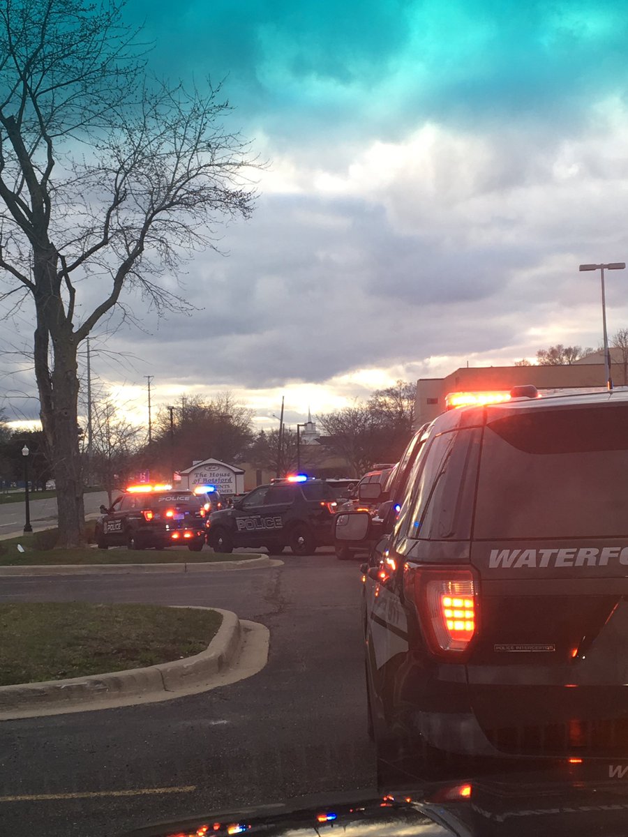 OUPD's tweet photo. Last night we joined multiple other agencies across Oakland County to show @BeaumontHealth and all of their staff on the front lines support and encouragement. This #SolidarityLap showed that we are all in this together and that we will get through it by leaning on each other. https://t.co/TnMKcrDSEu