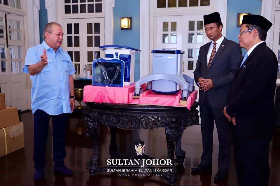 KKMPutrajaya's tweet photo. Merafak sembah DYMM Sultan Johor Sultan Ibrahim ibni Almarhum Sultan Iskandar atas kurnian 42 ventilator untuk kegunaan hospital di seluruh Johor. 

KKM mengucapkan setinggi-tinggi ucapan terima kasih atas perkenan baginda Tuanku. 

pic:  FB DYMM Sultan Ibrahim Sultan Iskandar https://t.co/Vbjif7WQDR