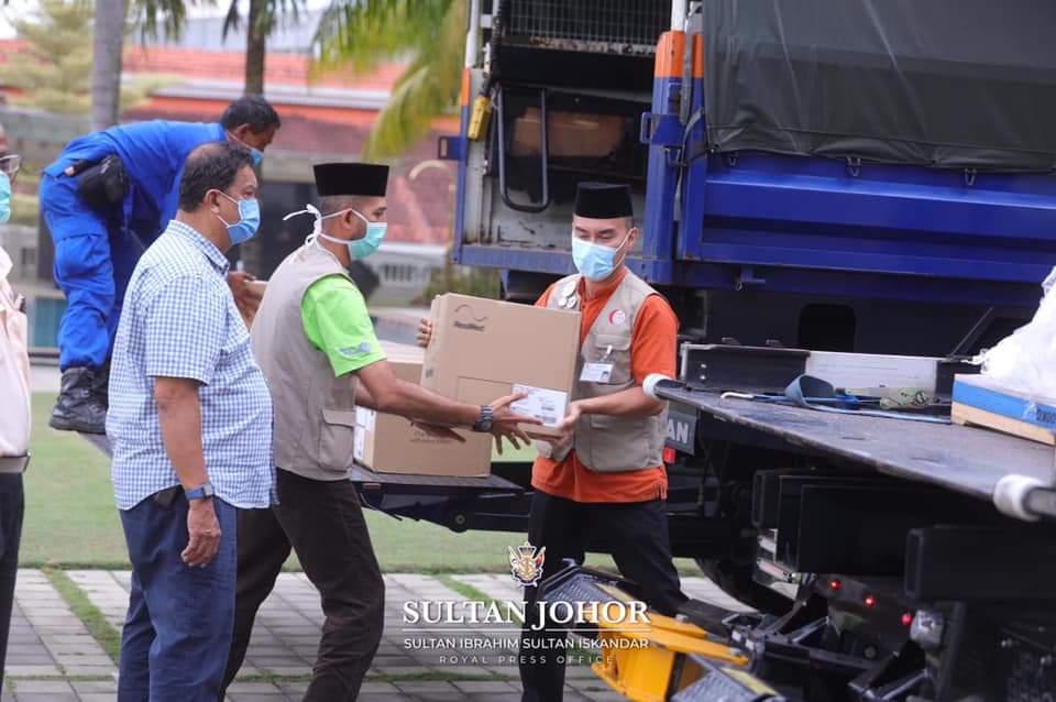 KKMPutrajaya's tweet photo. Merafak sembah DYMM Sultan Johor Sultan Ibrahim ibni Almarhum Sultan Iskandar atas kurnian 42 ventilator untuk kegunaan hospital di seluruh Johor. 

KKM mengucapkan setinggi-tinggi ucapan terima kasih atas perkenan baginda Tuanku. 

pic:  FB DYMM Sultan Ibrahim Sultan Iskandar https://t.co/Vbjif7WQDR