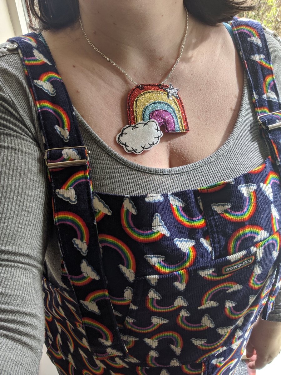 Had to run for a wee after Woakes' wicket and have discovered that the dungarees are not ideal scoring-wear 😂 #bbccricket <a href="/bbctms/">Test Match Special</a> #tailendersoftheworlduniteandtakeover