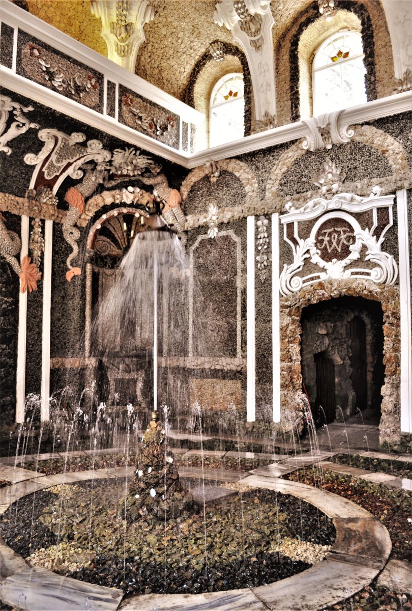 世紀初頭の空の色 Cvet Neba Nachala Go Veka 西洋庭園のグロットは人工の洞窟的空間だ そこは夢想の世界 貝殻や小石のロカイユで飾られニンフやシレーヌがいた 神殿でありグロテスク装飾のある劇場であり浴場であることもあった フリードリヒ大王の