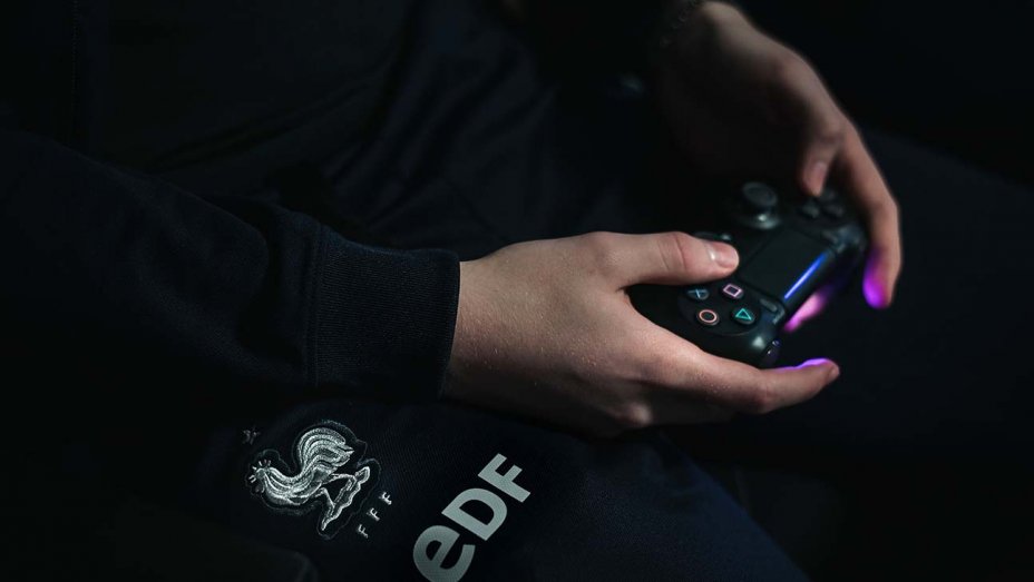 Digital_Iris's tweet photo. This... Nielsen Reports 45 percent spike in U.S. video game usage. Nielsen Games polled roughly 3,000 individuals across France, Germany, the U.K. and the U.S. as part of its monthly Video Game Tracking survey.  https://t.co/fKA3wnNCqU https://t.co/dpnrosbjVW