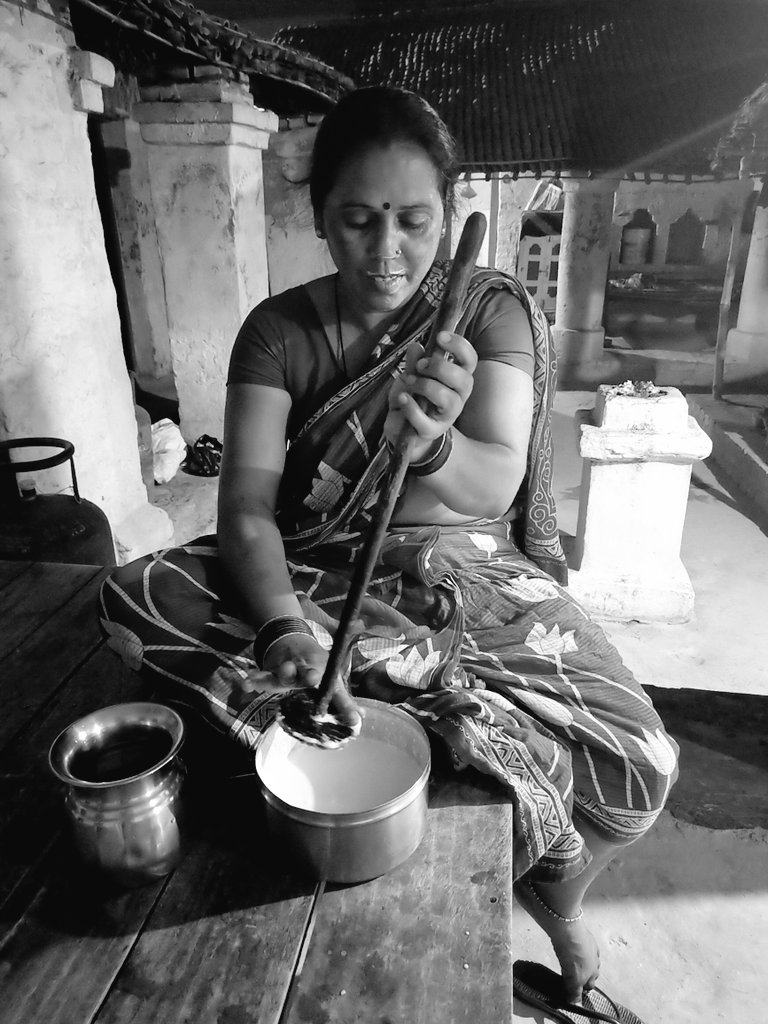 ashishjhadbg2's tweet image. मेरी माँ, मेरे लिए घी बनाने के लिए मक्खन तैयार ( छाली महना) कर रही है, जिसे आग पर लगभग एक घंटे धीमी आंच पर पकाने के बाद घी बन जाएगा। 
#duringlockdown
@Ajayjourno18 @Keshavcsk1 @sajagimmortal @ast_thakur @KreetiSuman