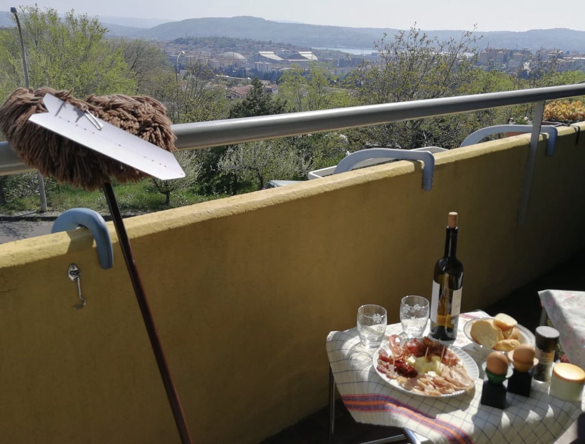 paoladecassan's tweet photo. Aspettando Pasqua 🐣 ci si gusta un po’ di #osmizainpergolo 😀 e poi ci si coccola con la buona crostata di Bom Bom 🍓 portata direttamente a domicilio! 

#iocomproFVG #TriesteADomicilio https://t.co/a6UQNxnEle