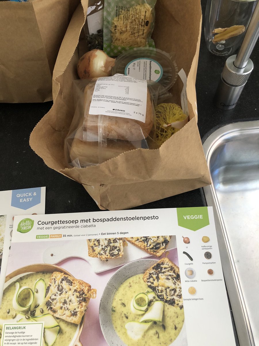Zeg <a href="/HelloFreshNL/">HelloFresh NL</a> , courgettesoep maken wordt wel erg lastig zonder courgette :-( Zat er helaas niet bij.... Of is het de bedoeling dat we die 4 limoenen die los geleverd werden gebruiken voor de soep?