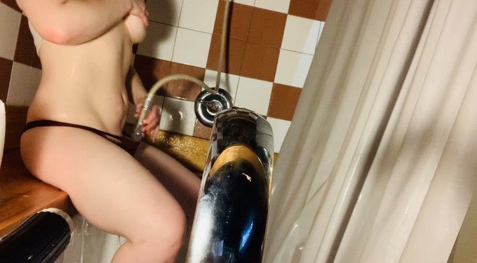Mmmm my shower head feels so good! https://t.co/Ju5U2jBWTE<a href="/tag/asswednesday"class="tags"><span>#asswednesday</span></a>