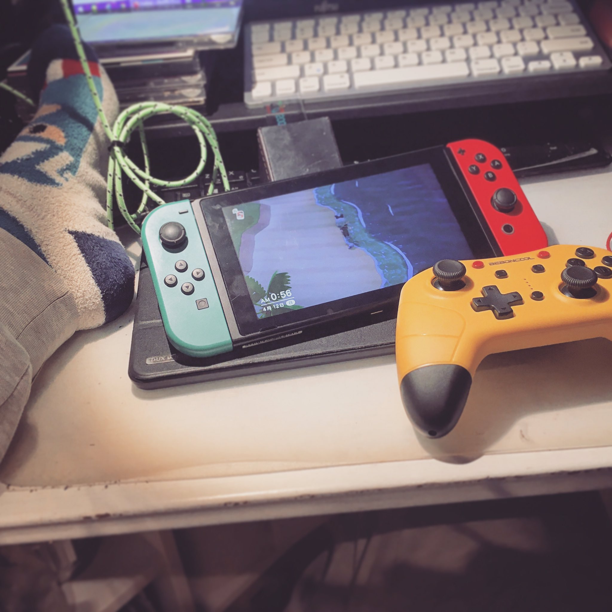 淡二 Pa Twitter 悪い姿勢の見本みたいな体勢でゲームしてる よい子は左足を机に置いてゲームをしてはいけません T Co Cci803tzyr Twitter