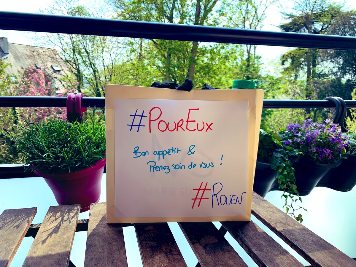 Marine_Caron76's tweet photo. 👍 Le confinement continue, le mouvement #PourEux à #Rouen aussi !

L’occasion de faire vivre la chaîne de solidarité, d’aider et de rencontrer de belles personnes. Merci à Marie, ma livreuse du jour 🚲🍽 https://t.co/ht9V9IcfzU