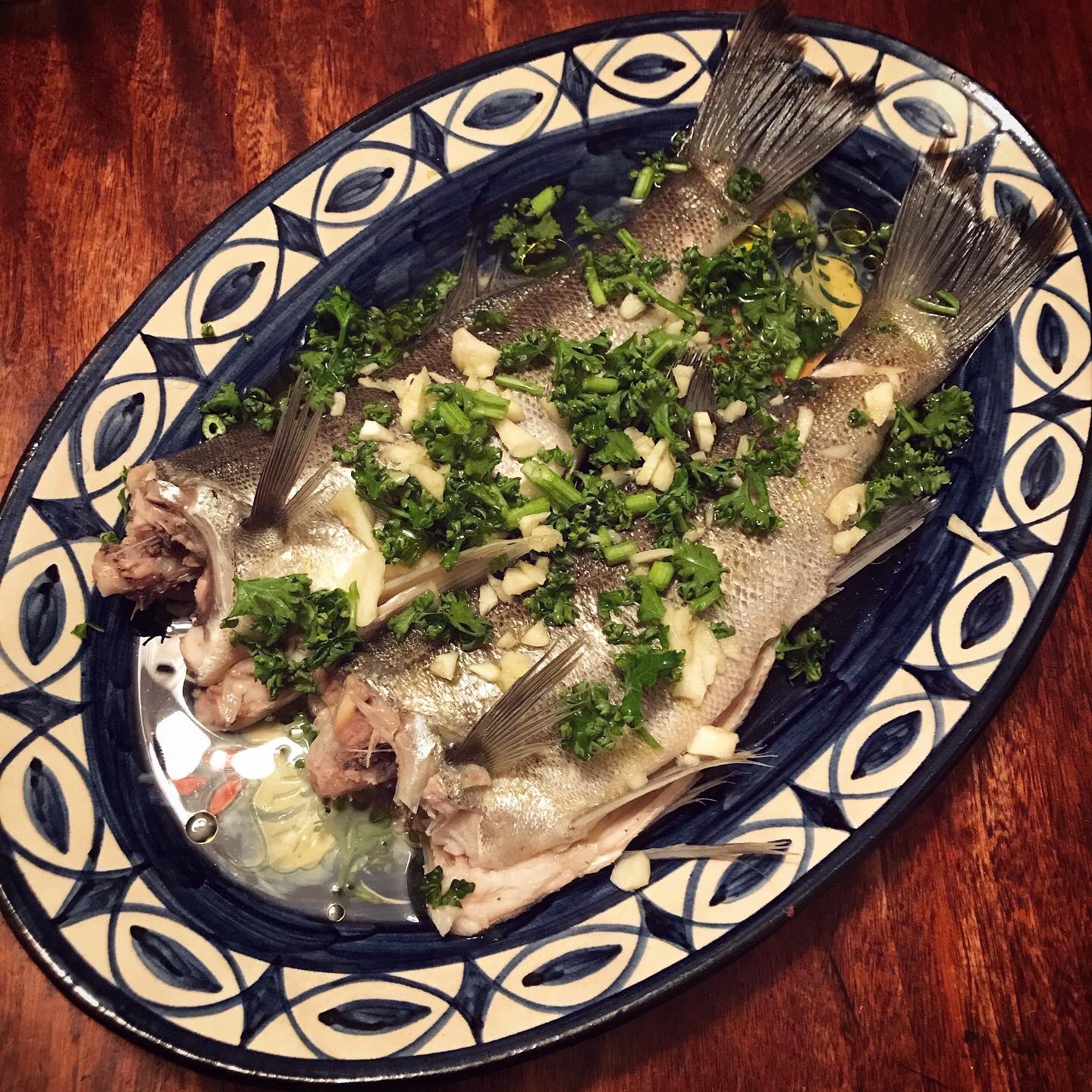 酒徒 しゅと おうちで中華 Pesce Lesso 茹で魚 香草と大蒜を入れた湯で塩をした白身魚を茹でるだけ と思って スズキを茹で始めたら 皮と骨を除いてほぐす という工程を発見し んなことやってられるかとそこを省いて出したやつ 結果は完全没問題