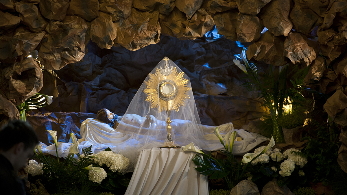 catholicEW's tweet image. They took the body of Jesus and bound it with burial cloths along with the spices, according to the Jewish burial custom.
Adoration of The Blessed Sacrament by the tomb of Jesus during Holy Saturday 
#HolySaturday #HolyWeek #HolyWeekAtHome