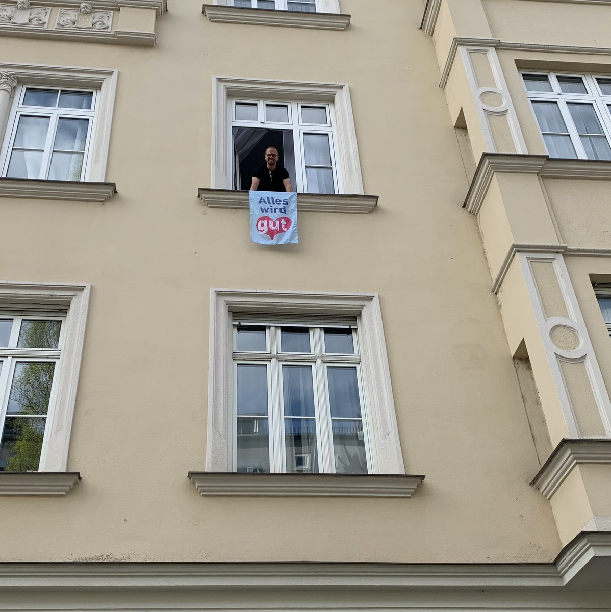 StefanVerra's tweet photo. It's gonna be okay! Don't let it get you down.
Vollherbst-Koch had to close the bookshop temporarily. But they don't let themselves get down. 😊
Join me at my „thoughtwalks“.
#bodylanguage #thoughtwalks #everyevening https://t.co/cE8uN72rGW
