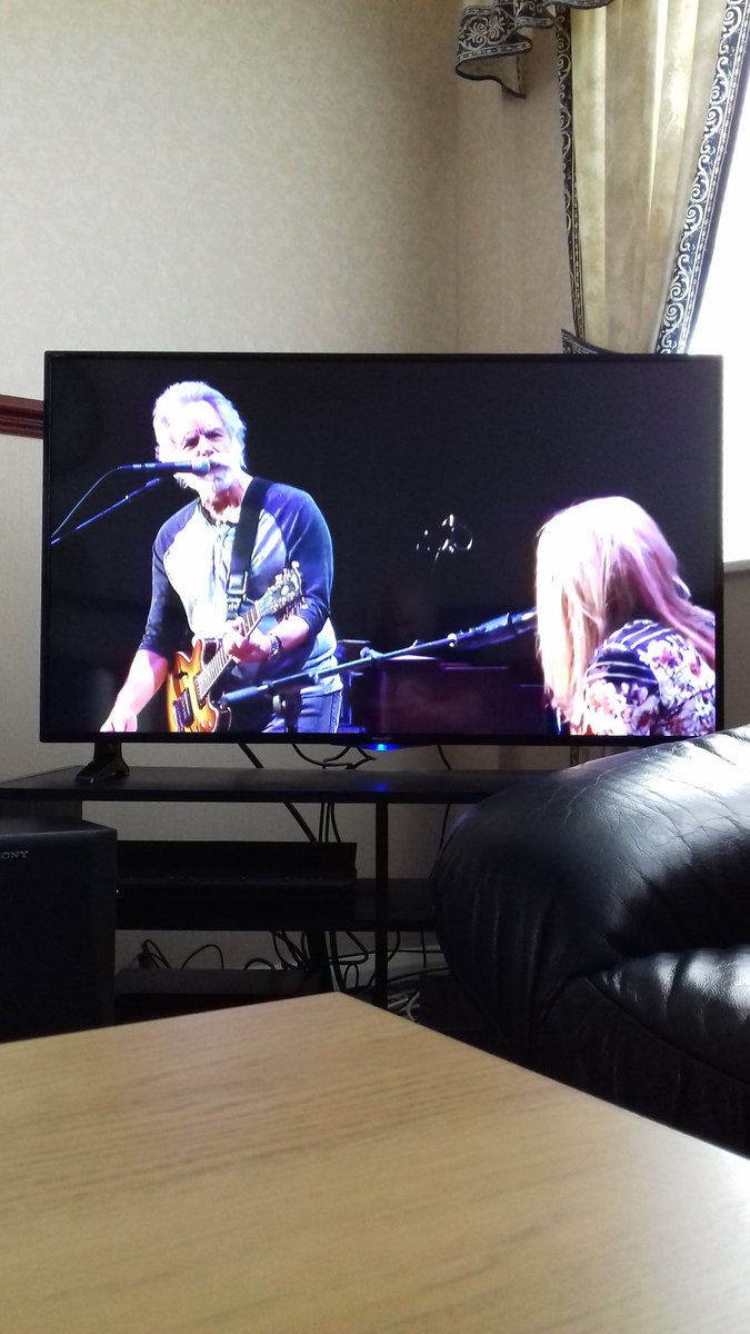Keef_B_1's tweet photo. 🎵🎹🎸🎤"I set out running but i take my time. A friend of the devil is a friend of mine. #dearjerryconcert great performance of a great song from @gracepotter & @BobWeir one of the many highlights from an amazing show. #music #NowPlaying️
#NowWatching #StayHome @GratefulDead https://t.co/ippWNhMG5U