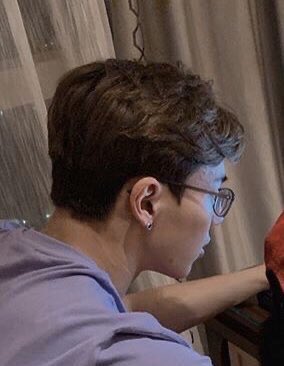 :¨·.·¨:`·.Shownu wearing glasses : a very short thread