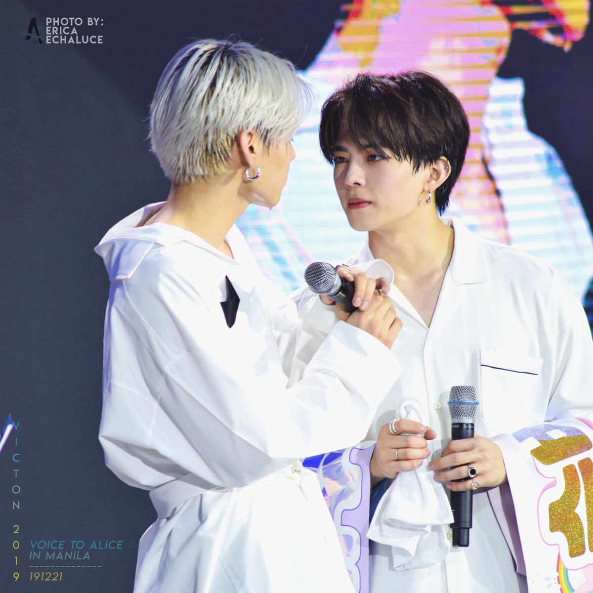 AKALabel_'s tweet photo. 191221 VICTON 1st Asia Tour "VOICE TO ALICE" in Manila 2019
too close...😳😳..my heart...💓💓
#VICTON #빅톤 #SEJUN #세준 #임세준 #SUBIN #수빈 #정수빈 #VOICE_TO_ALICE #VOICETOALICE #VoicetoAliceinMNL #VICTONinMNL #AKALabel https://t.co/LbUUifRCaZ