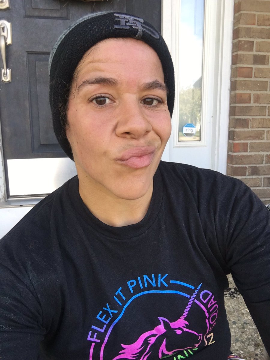 alexandgabsmom's tweet photo. New running kicks and I hit the street today go a longer run/walk. Feeling like a beast. Whew! Big thanks to hubs who brought me a toboggan about 1/2 mile into the 4.5 I did because I was FREEZING! Now to eat good. ❤️ #teamWILSON #Brooks #Ghost11 #WeightLossIsHard https://t.co/n6p2FnIfok
