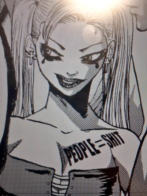 胸にスリップノットの名言を刻む女 