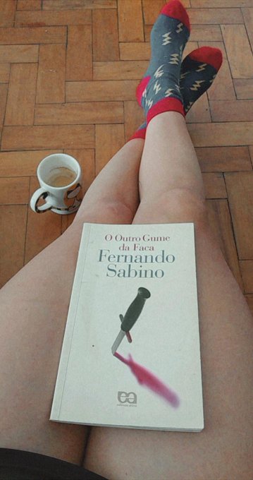 Come&ccedil;arei a indicar livros que li e q gosto. "O outro Gume da Faca do Fernando Sabino." Uma hist&oacute;ria