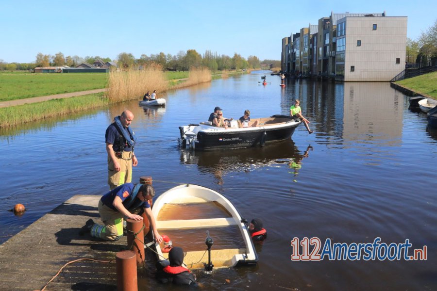 Elektrische boot gezonken voor sluis in #Amersfoort. 112Amersfoort.