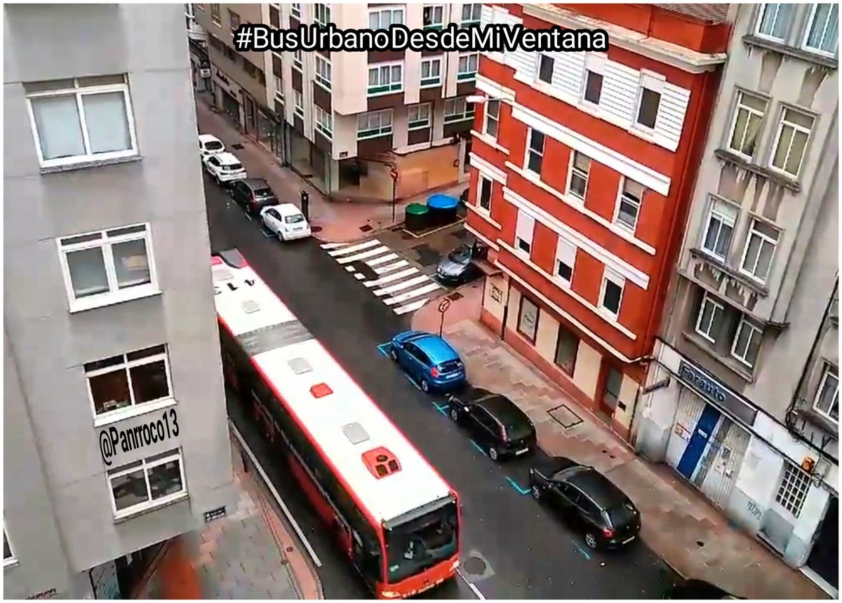 BlogBusurbano's tweet image. También recuperamos del aplauso de las 20 horas esta captura del vídeo de @Panrroco13! Nos quedamos con este #BusUrbanoDesdeMiVentana articulado, el #Bus413 en la #Lín22 subiendo la Av. de Finisterre.
