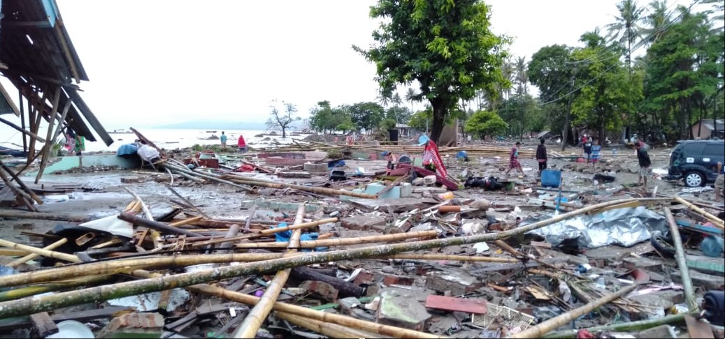 Em 2018 ocorreu a sua atividade + catastrófica até então. Um colapso submarino de parte de sua caldeira gerou uma tsunami q matou mais de 400 pessoas e feriu mais de 14.000 no estreito de Sunda. Foi a erupção vulcânica mais mortal registrada no século 21.