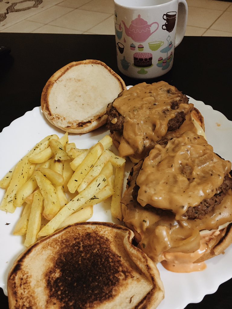 NicanorAmor's tweet image. “Delicious food and great service, compliments to the chef!” ⭐️⭐️⭐️⭐️⭐️
#LeRouxKitchen
#BurgerSaturday