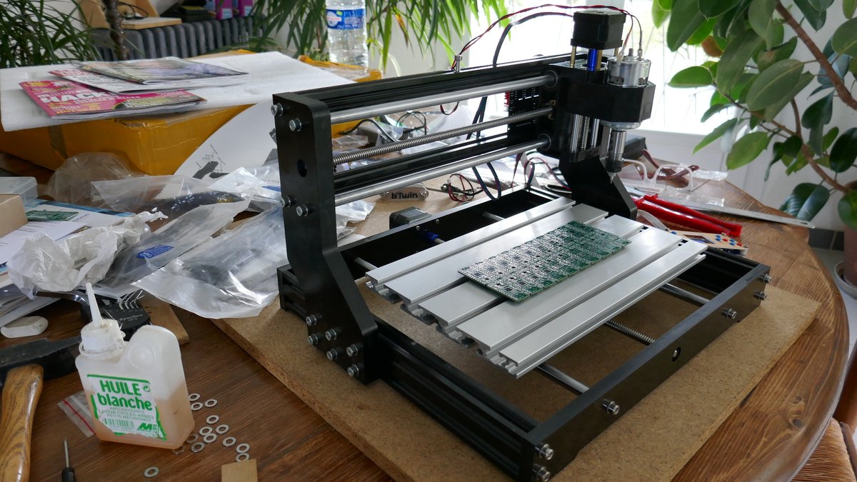 garatronic's tweet photo. Journée réglet, équerre, marteau et huile fine. Montage et surtout réglage d'une #cnc chinoise low cost. Les trois axes sont parfaitement orthogonaux. Va servir à percer le plateau de l'interface de test du flan de cartes #PYBStick. https://t.co/zlsC3UI8eE