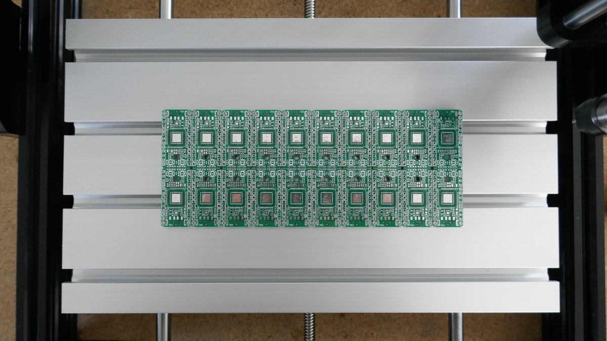 garatronic's tweet photo. Journée réglet, équerre, marteau et huile fine. Montage et surtout réglage d'une #cnc chinoise low cost. Les trois axes sont parfaitement orthogonaux. Va servir à percer le plateau de l'interface de test du flan de cartes #PYBStick. https://t.co/zlsC3UI8eE