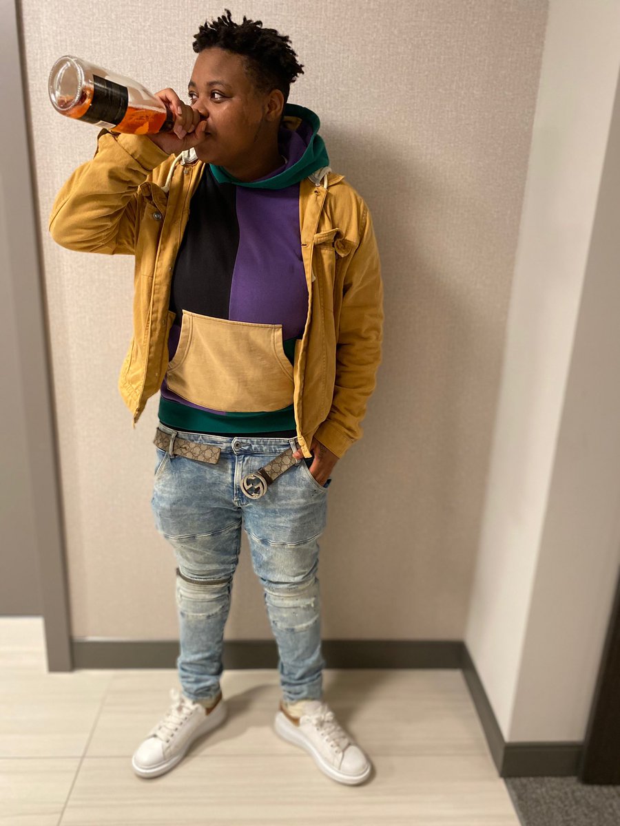 BigHomie_Shaunn's tweet photo. I wonder wen they look at me I wonder wat they see 🙇🏽‍♂️💜 #LLDaKing👑💔 https://t.co/T4LhT9qoqX