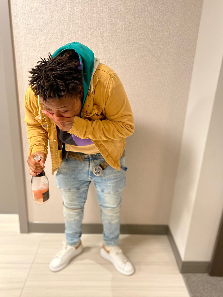 BigHomie_Shaunn's tweet photo. I wonder wen they look at me I wonder wat they see 🙇🏽‍♂️💜 #LLDaKing👑💔 https://t.co/T4LhT9qoqX