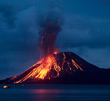 Anak Krakatau (ou Krakatoa), que em tradução literal significa "Filho do Krakatoa", é a ilha vulcânica que emergiu da área em 1927 e vem crescendo desde então.