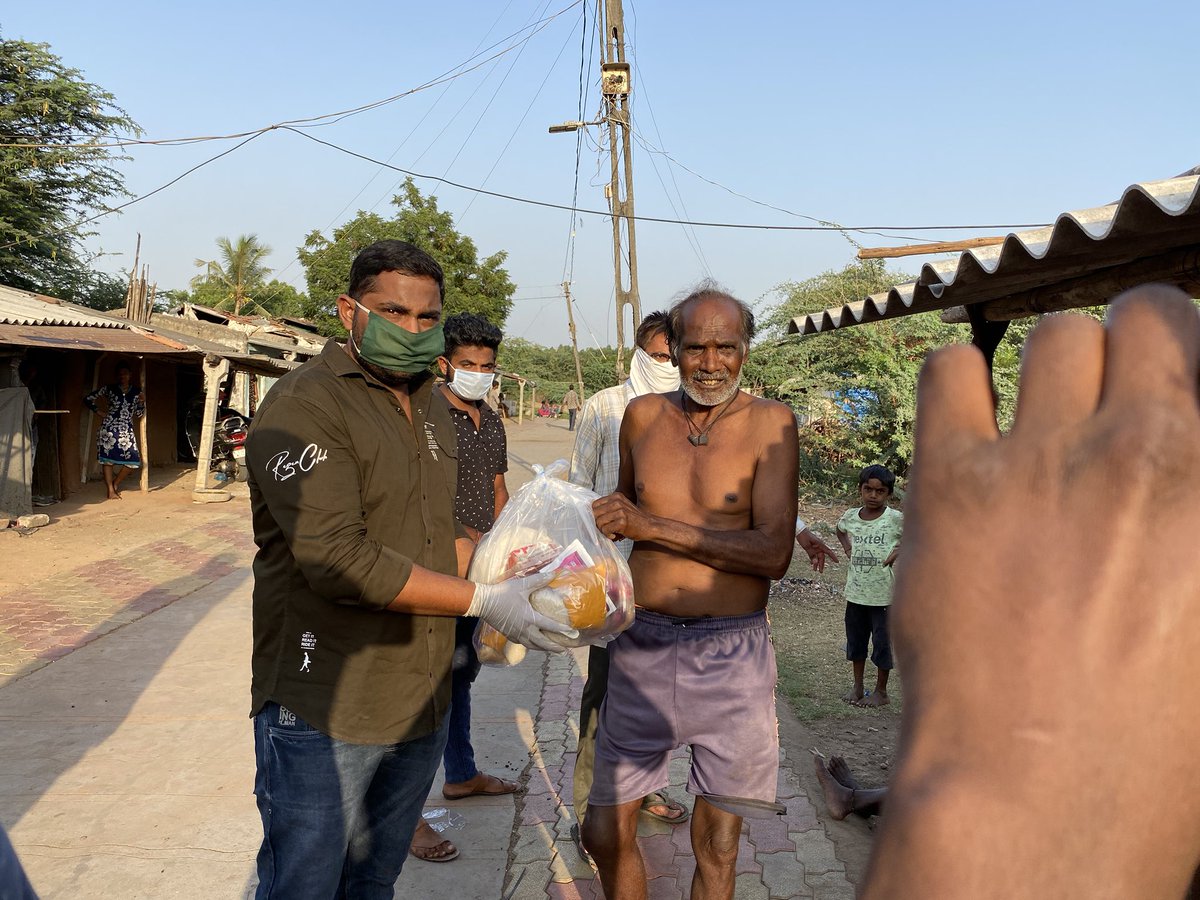 MehulAh12840384's tweet photo. આજ રોજ સાંધીએર ગામે મારા તથા મારા મિત્રો દ્વારા ગરીબ હરપતિ ને  ઘઉ નો લોટ , ચોખા ,  તેલ , હરદલ, મરચું , ધાણા જીરું ,મીઠું ,કાંદા બટાકા ,એમ  ૫૦૦ થી વધુ કીટ  નું વિતરણ કરવા માં આવ્યુ @DarshanaJardosh @mukeshpatelmla https://t.co/ciPe8rDnyI